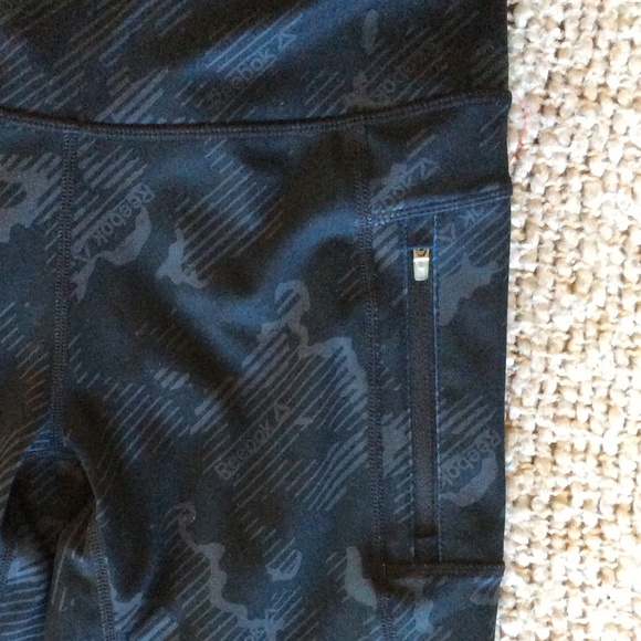 NEW Ladies 7/8 Reebok Leggings | Size Medium | Black and Grey Logo | 2 Pockets - Picture 9 of 14